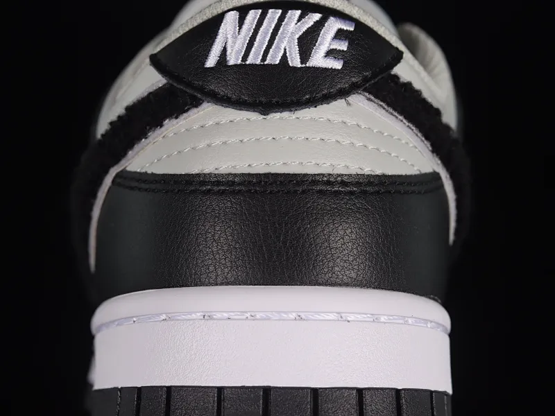 All Categories Nk SB Dunk Series Nk SB Dunk Low Low-top sneakers Cost-effective version Nk Dunk Low "Chenille" plush black hook SB low-top sports and leisure sneakers DQ7683-001